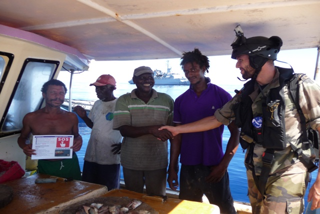 Le Floréal porte secours à quatre pêcheurs seychellois à la dérive