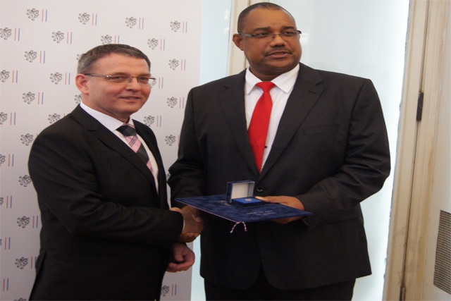 Le Président de l'Assemblée nationale des Seychelles reçoit le Prix Gratias Agit
