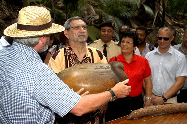 Le président Fonseca découvre le Coco de Mer, symbole des Seychelles