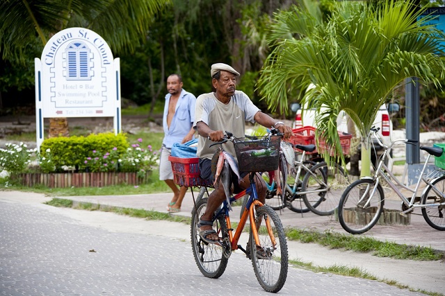La modernisation arrive à l’île des vélos – les panneaux de signalisation vont fleurir  à la Digue, île des Seychelles
