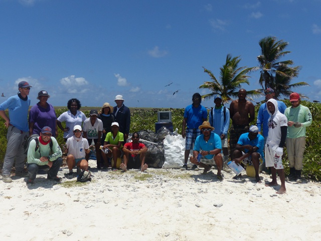 Le centre de conservation de Farquhar, île des Seychelles, s’inquiète des déchets qui s’échouent sur les plages