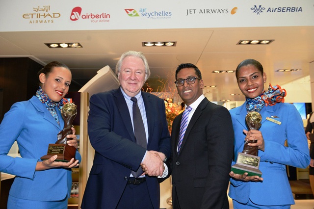 Air Seychelles reçoit le trophée de la meilleure compagnie aérienne de l'océan Indien au World Travel Market
