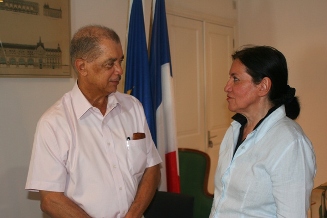 Le président des Seychelles rend hommage aux familles des victimes de l’attaque de Charlie hebdo.