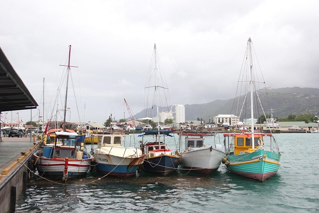 Un thonier espagnol apporte assistance à un bateau de pêche des Seychelles en détresse.