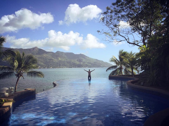 Un globe-trotter, qui gagne 1 million $ grâce à son blogue de voyage, célèbre son 150e arrêt aux Seychelles