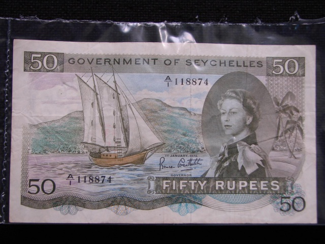 La banque centrale des Seychelles possède deux billets de 50 roupies avec les lettres  « SEX », très recherchés par les collectionneurs.