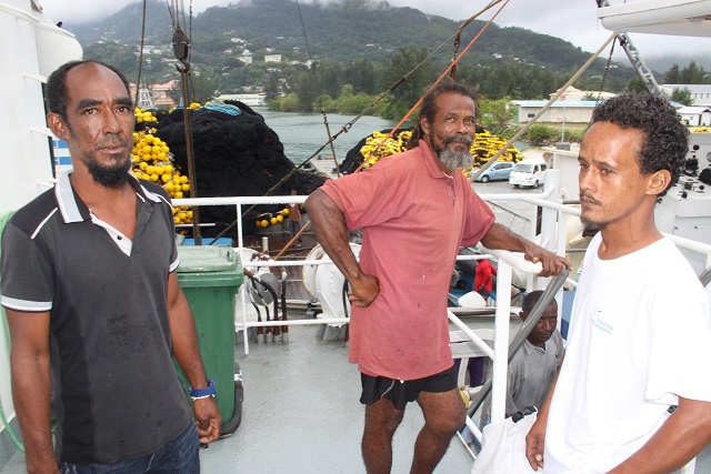 « Une Chasse au trésor » qui tourne mal. Le thonier senneur français « Franche-Terre » ramène aux Seychelles trois hommes perdus en mer.