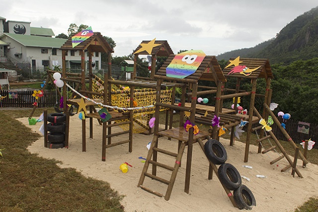 Une Aire de jeux pour l'espoir ! La reine de beauté  des Seychelles concrétise son projet : offrir un environnement plus accueillant pour les enfants des détenus de prison