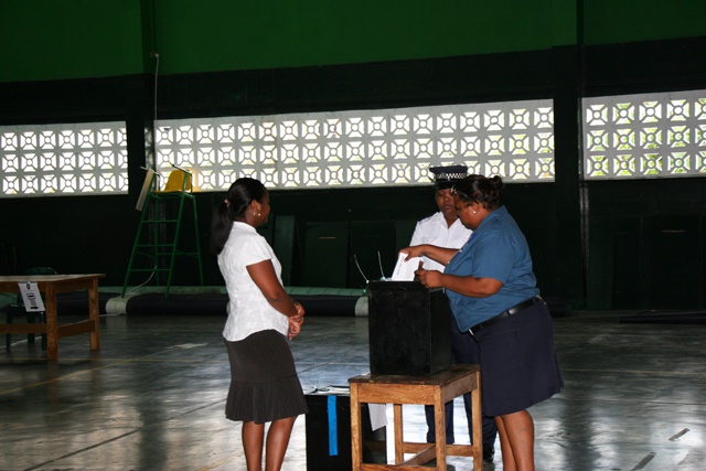 Premier jour des élections présidentielles aux Seychelles, à Mahé, Praslin, Silhouette et dans les îles éloignées .