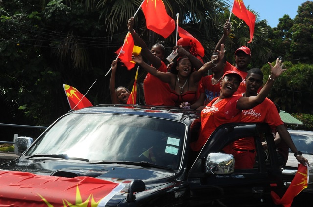 Les partisans du Parti Lepep célèbrent la victoire de James Michel, le nouveau président des Seychelles