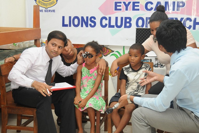 Bons yeux, bonnes notes ? Les élèves des Seychelles bénéficient d’examens oculaires gratuits