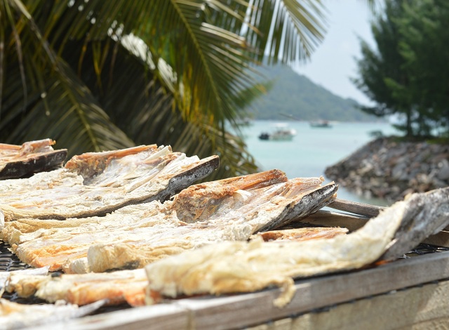 Le salage du poisson: un savoir-faire ancestral devenu un délice des Seychelles