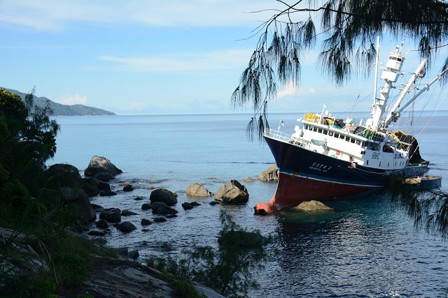 Un navire de pêche sud-coréen s’échoue contre des rochers aux Seychelles