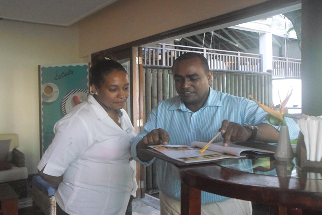 Un Seychellois employé de la chaîne d’hotels Starwood reçoit le prix président Award pour son amour de sa dévotion à l'artisanat