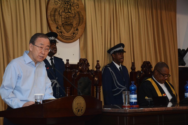 Ban Ki-moon  s’adresse au parlement  des Seychelles et reconnaît le rôle de leader des Seychelles dans la protection de l’environnement et la parité.