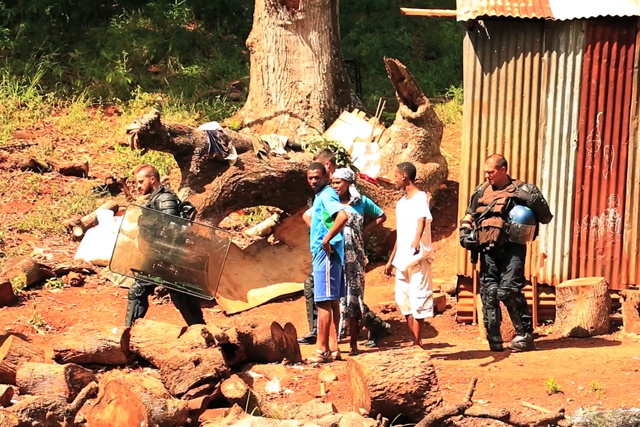 French Mayotte islanders force foreigners from their homes