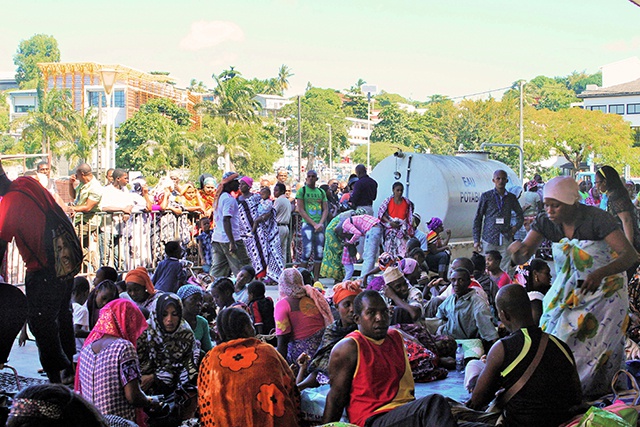 Le préfet de Mayotte demande que les expulsions "cessent"