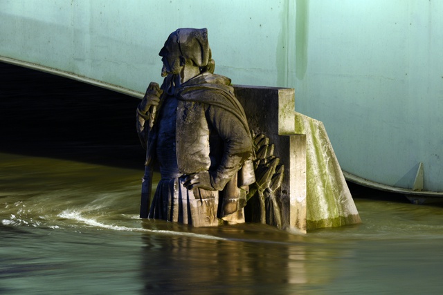 Paris museums close doors as Seine nears 30-year high