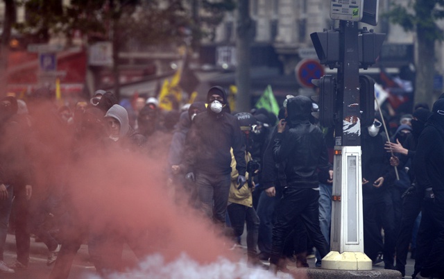 Forty hurt in Paris clashes between police, protesters