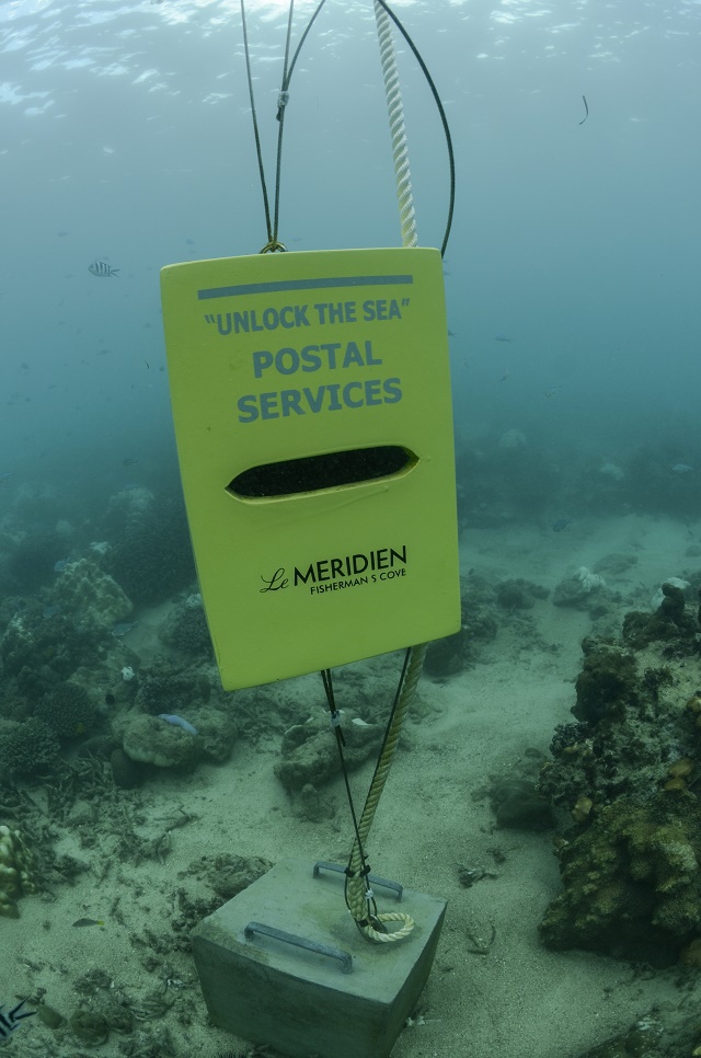 Plongez et envoyez votre carte postale : une nouvelle boîte aux lettres sous-marine ouvre aux Seychelles