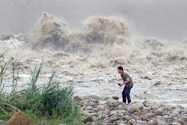 Un super-typhon déferle sur Taïwan: des milliers d'évacuations