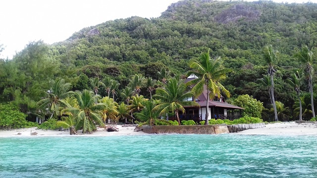 Un hôtel de bord de mer aux Seychelles prend des mesures contre les hautes vagues et l'érosion
