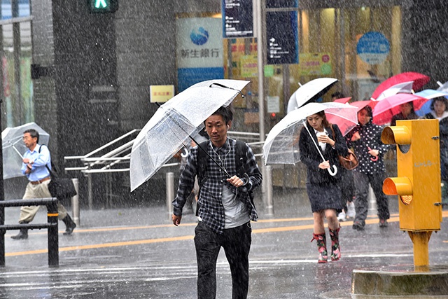 Le Japon sous la menace de deux typhons