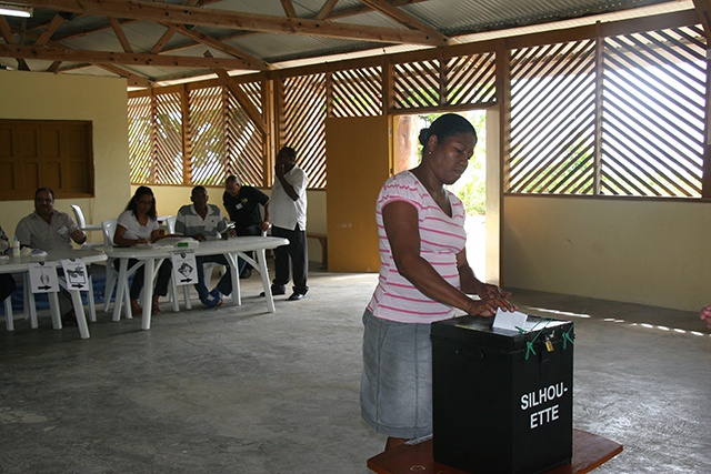 Les élections législatives des Seychelles - Jour 2 : les électeurs des îles extérieures votent