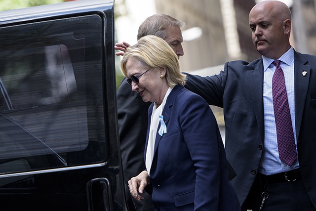 Hillary Clinton souffre d'une pneumonie et a fait un malaise à la cérémonie du 11-Septembre