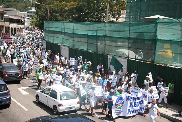 L’opposition aux Seychelles défile, en réclamant de nouvelles élections présidentielles.