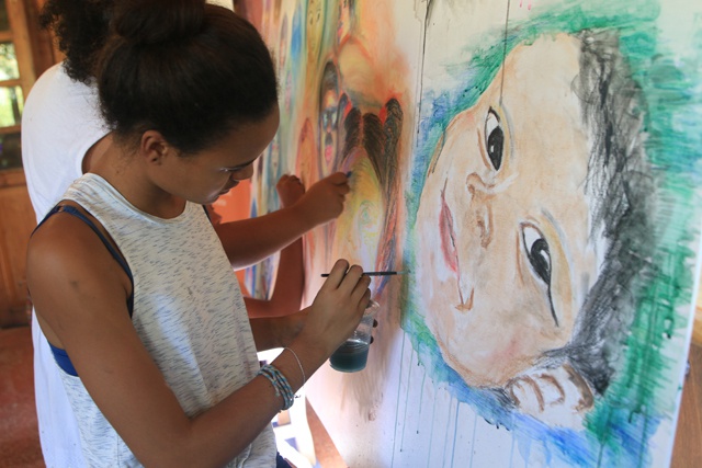 Young aspiring artists paint Seychellois faces in ‘Big Draw’ event