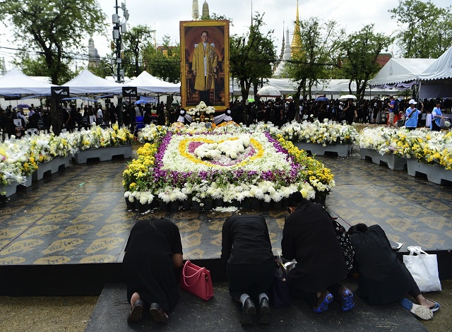 Thousands queue to visit coffin of late Thai king