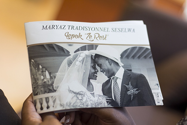 Le mariage traditionnel des Seychelles retracé dans un livre.