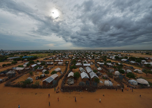 Kenya suspends Dadaab refugee camp closure for six months