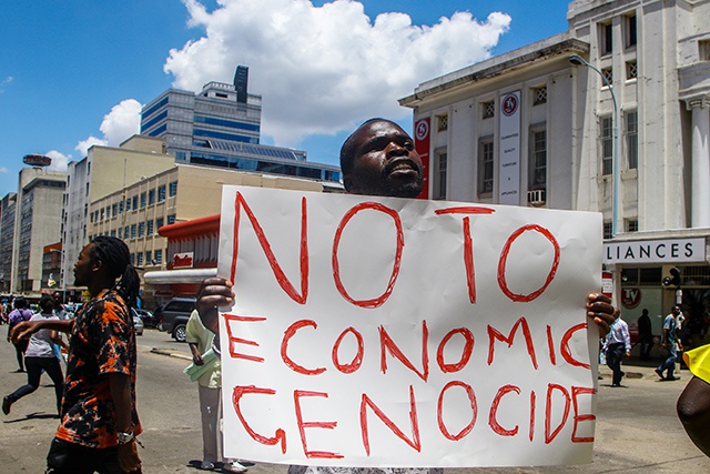 Zimbabwe: la police réprime une manifestation contre la nouvelle monnaie