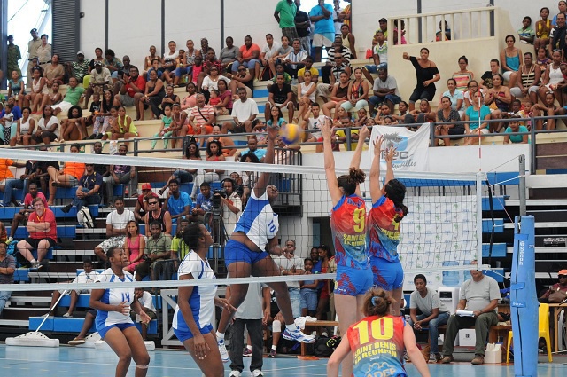 Le club de volley-ball Seychellois L'ARSU remporte le tournoi à l'Ile Maurice, se qualifiant pour le Championnat Africain des Clubs