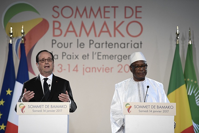 A Bamako, les adieux réciproques et chaleureux de Hollande et de l'Afrique