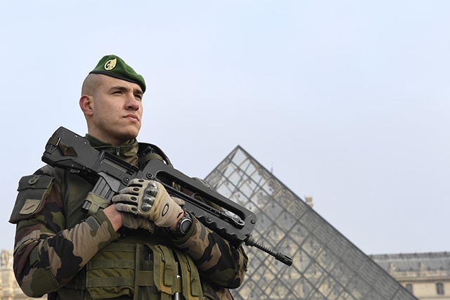France: un militaire tire sur un agresseur près du musée du Louvre
