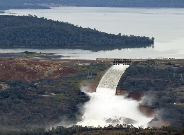 Mass evacuation as rain strains tallest US dam