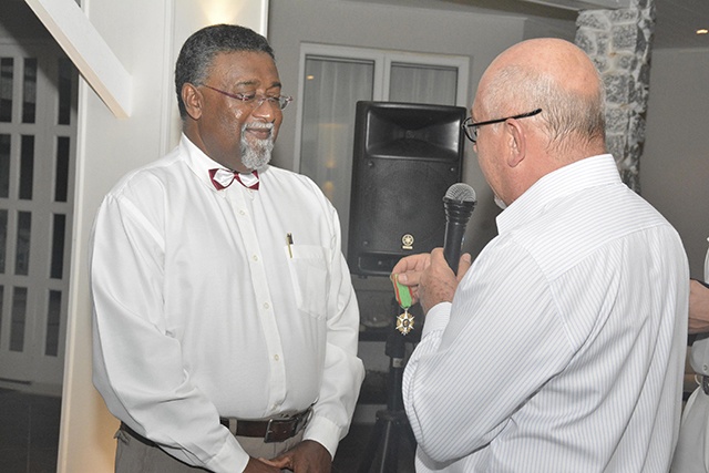 Une vie à la promotion de l’agriculture des Seychelles récompensée par l’insigne de chevalier de l’ordre du mérite agricole.