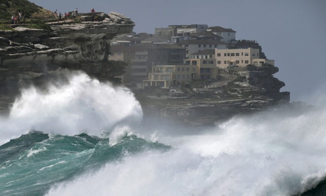 Thousands evacuated as cyclone bears down on Australia