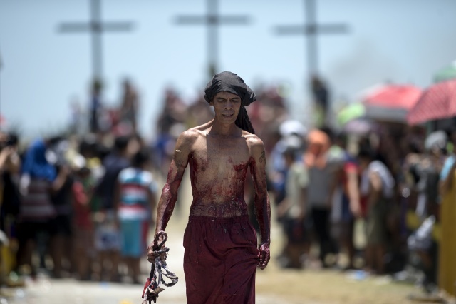 Extreme religious acts mark Good Friday in the Philippines