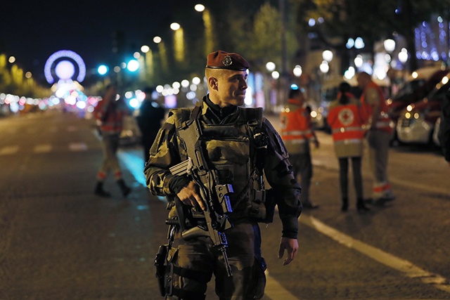 France: attentat avant l'élection présidentielle, un policier tué sur les Champs-Elysées