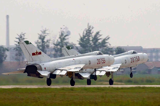 Deux chasseurs chinois interceptent un avion militaire américain
