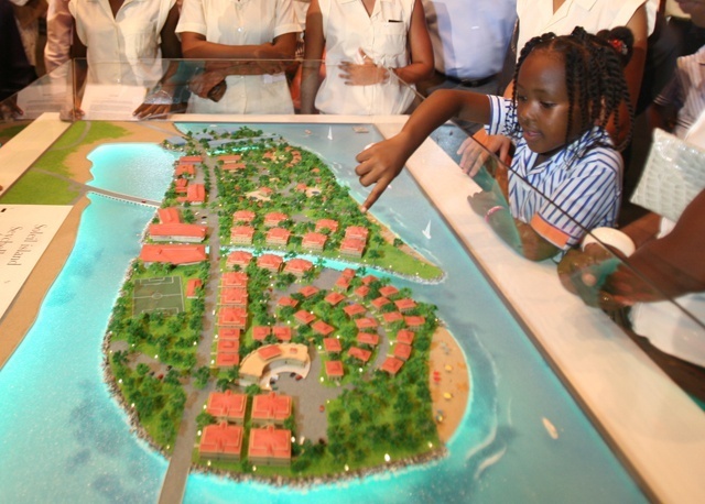 Aux Seychelles, les infrastructures de l’Île Soleil sont prêtes, pont et logements à suivre