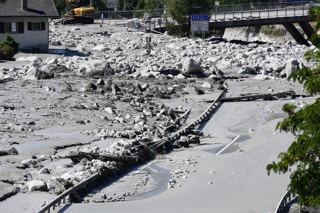 Eight missing after huge landslide in Swiss Alps