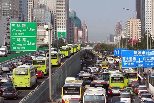 La Chine envisage l'interdiction des voitures à essence, un pari titanesque