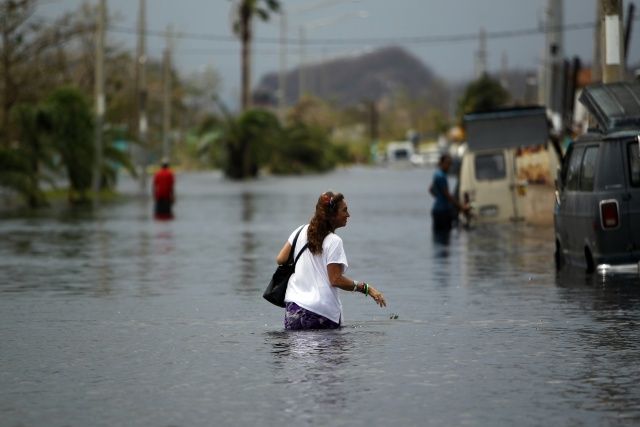 Dam fails in Puerto Rico, 70,000 told to evacuate