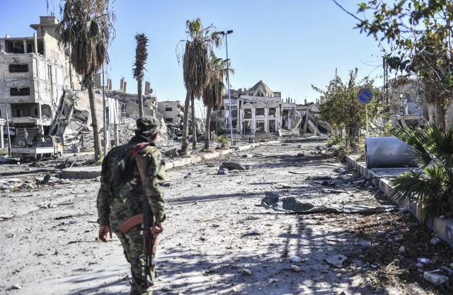 Fighters in Syria's Raqa prepare for civilian handover