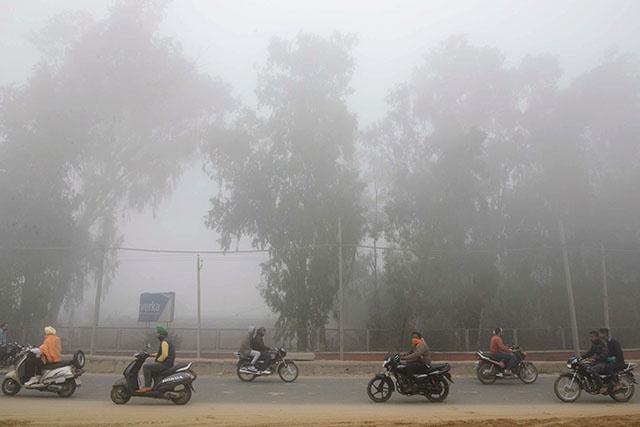 Indiens et Pakistanais suffoquent dans le brouillard de pollution